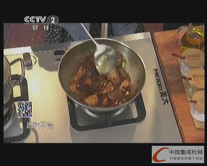 小丫陪你《回家吃飯》，美大集成灶助力健康廚房